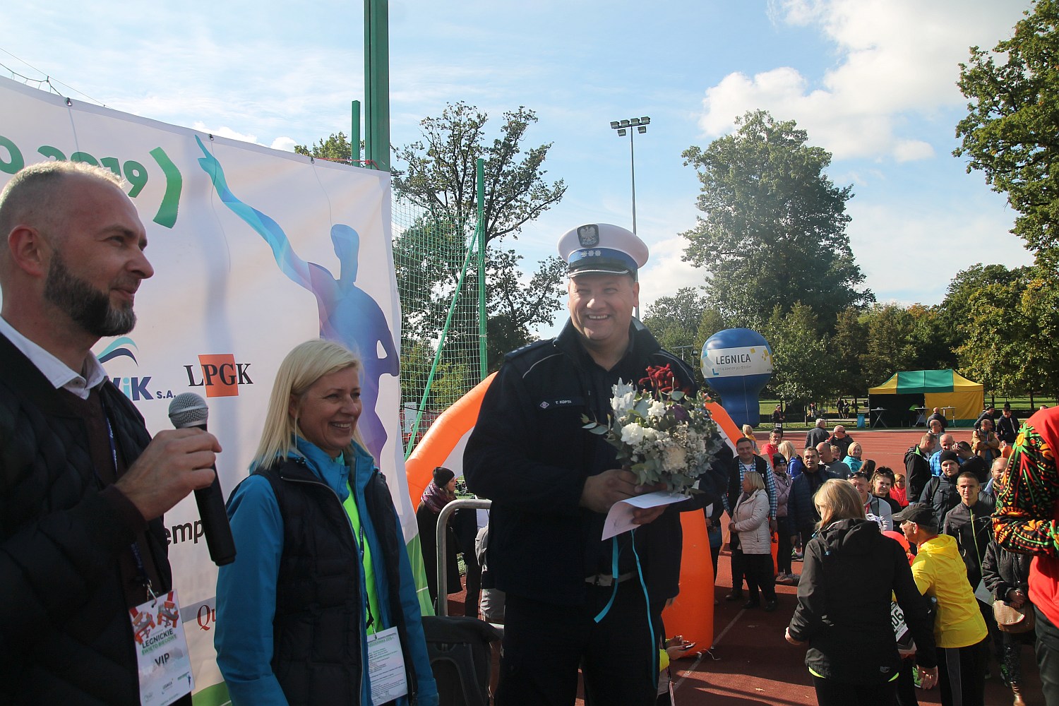 Dekoracja najlepszych zawodników w Legnickim Święcie Biegania