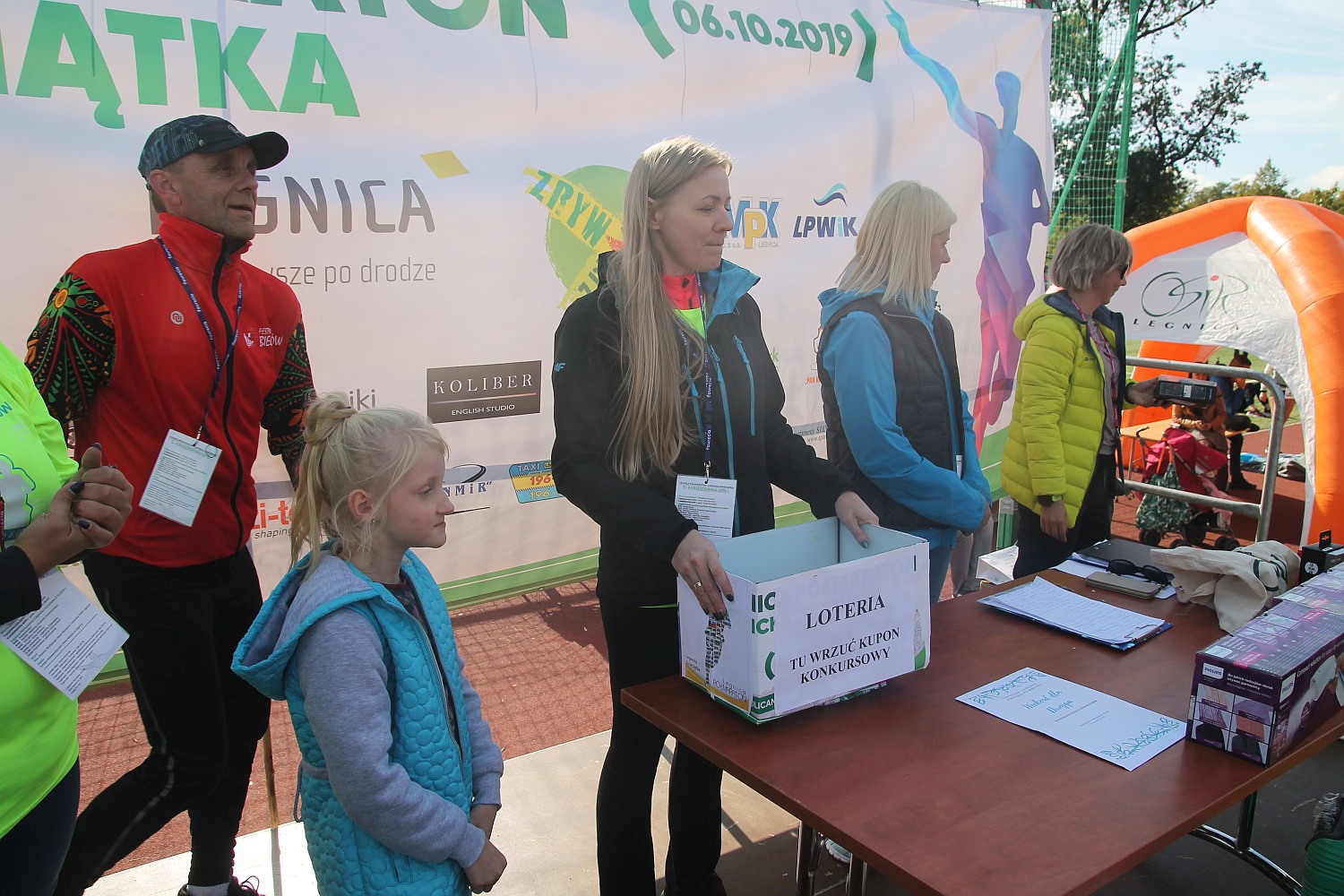 Dekoracja najlepszych zawodników w Legnickim Święcie Biegania