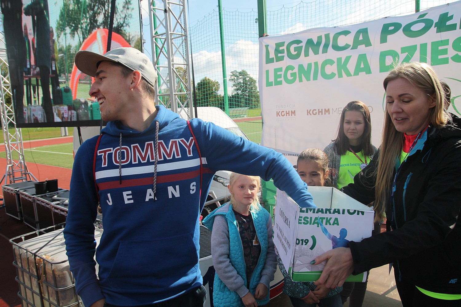 Dekoracja najlepszych zawodników w Legnickim Święcie Biegania