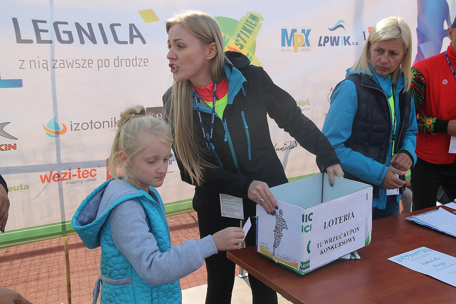 Dekoracja najlepszych zawodników w Legnickim Święcie Biegania