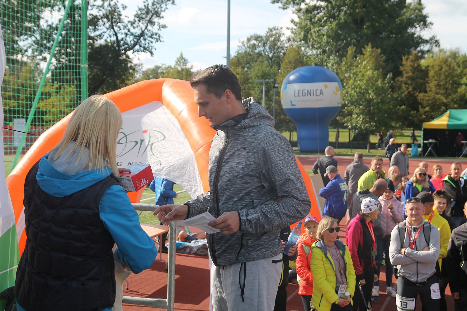 Dekoracja najlepszych zawodników w Legnickim Święcie Biegania