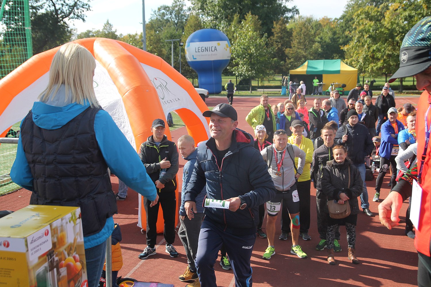 Dekoracja najlepszych zawodników w Legnickim Święcie Biegania