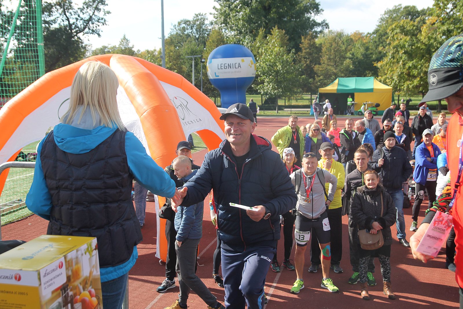 Dekoracja najlepszych zawodników w Legnickim Święcie Biegania