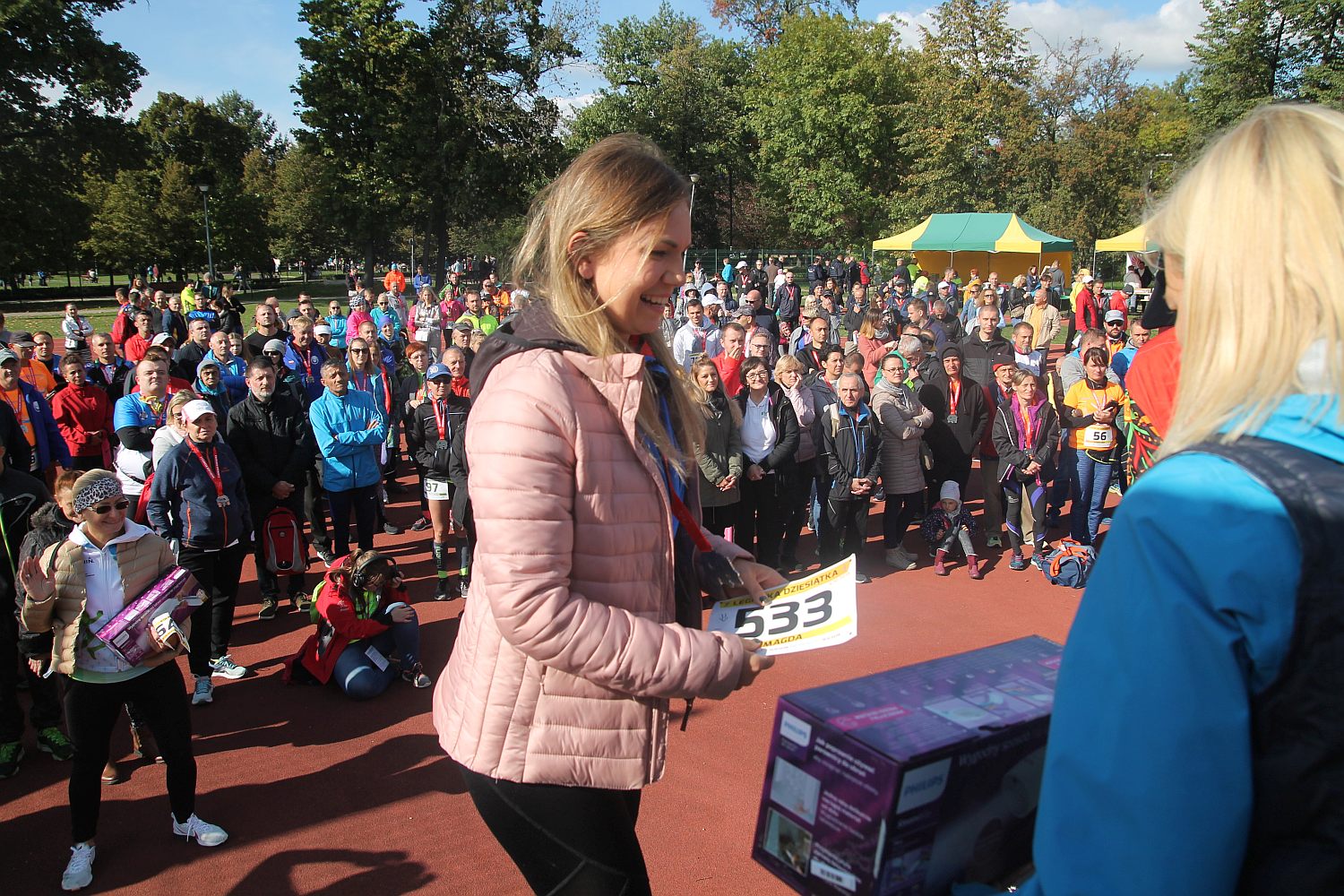 Dekoracja najlepszych zawodników w Legnickim Święcie Biegania