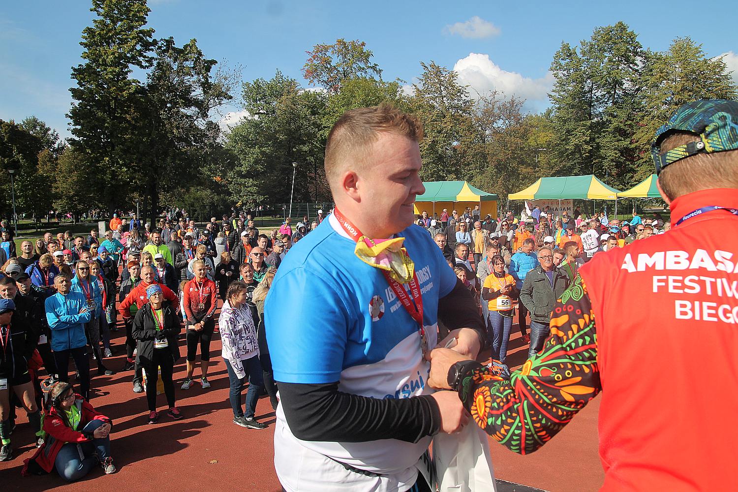 Dekoracja najlepszych zawodników w Legnickim Święcie Biegania