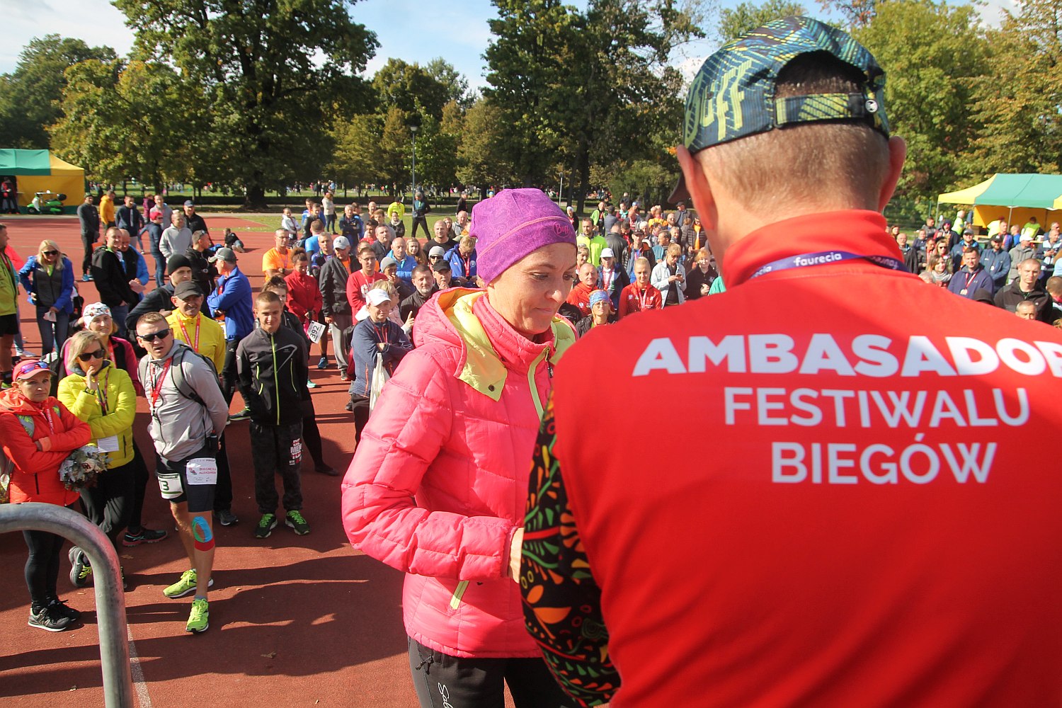 Dekoracja najlepszych zawodników w Legnickim Święcie Biegania