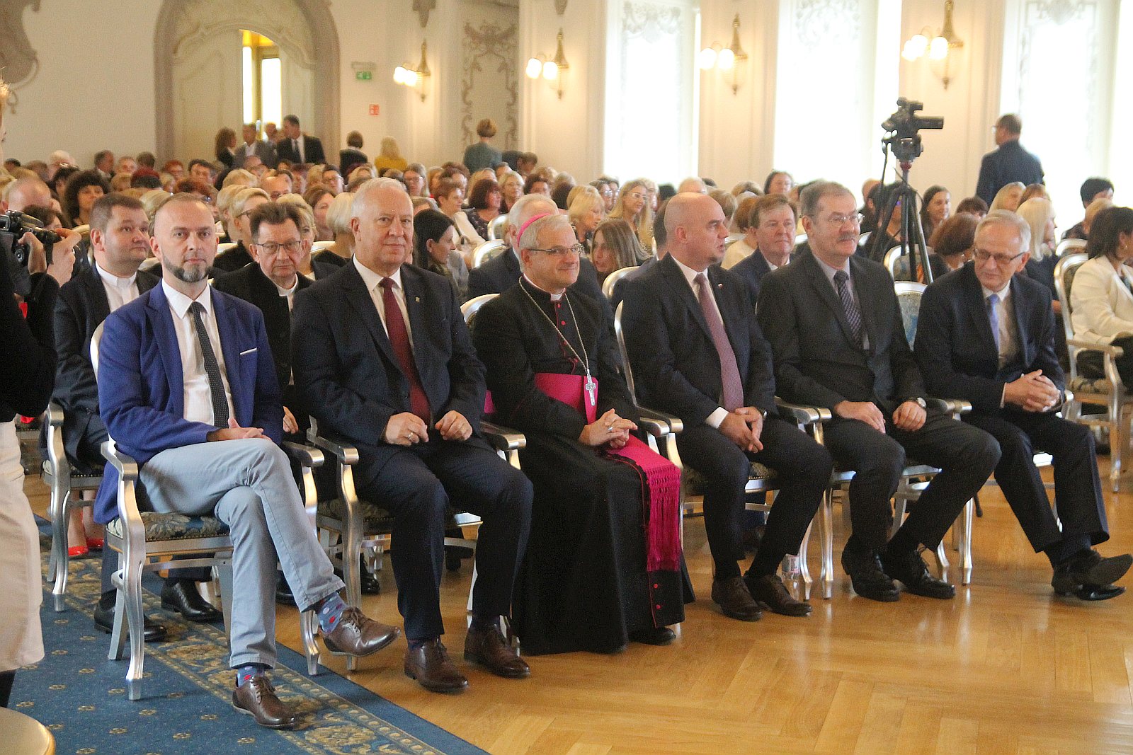 Kurator zaśpiewał, a potem odznaczył i nagrodził nauczycieli