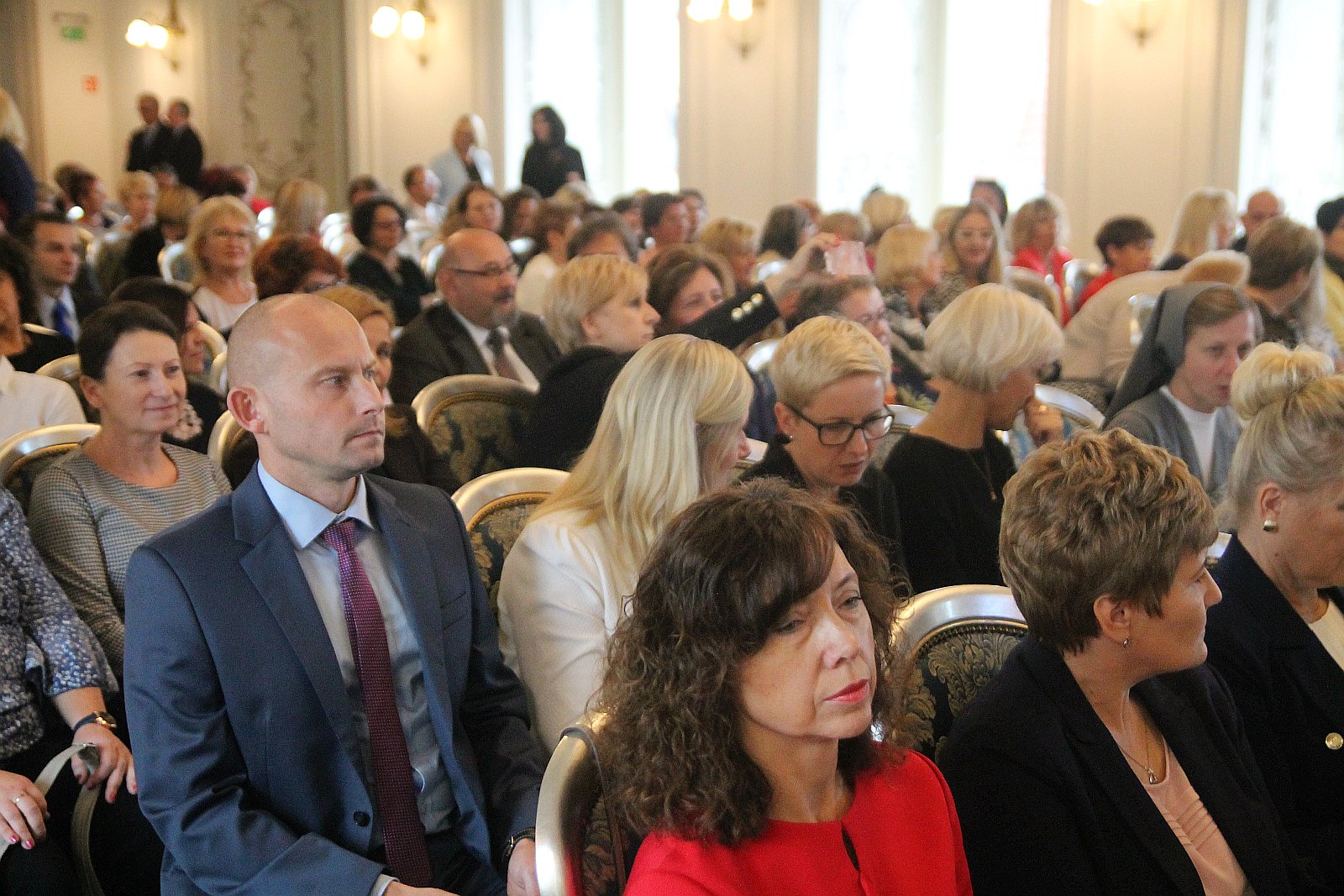 Kurator zaśpiewał, a potem odznaczył i nagrodził nauczycieli