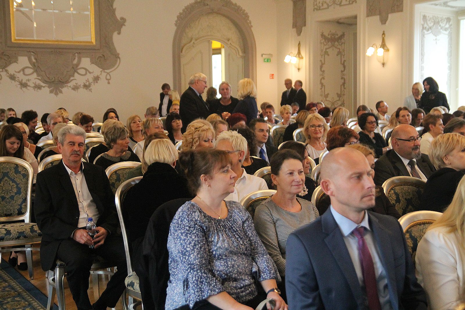Kurator zaśpiewał, a potem odznaczył i nagrodził nauczycieli