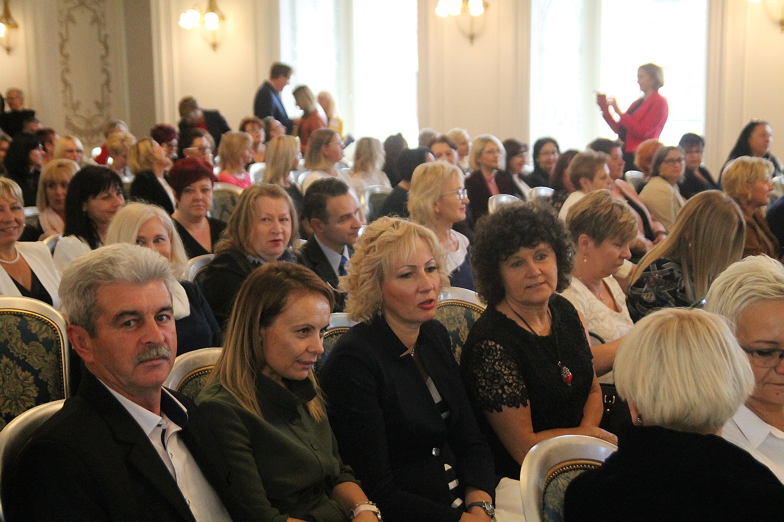 Kurator zaśpiewał, a potem odznaczył i nagrodził nauczycieli