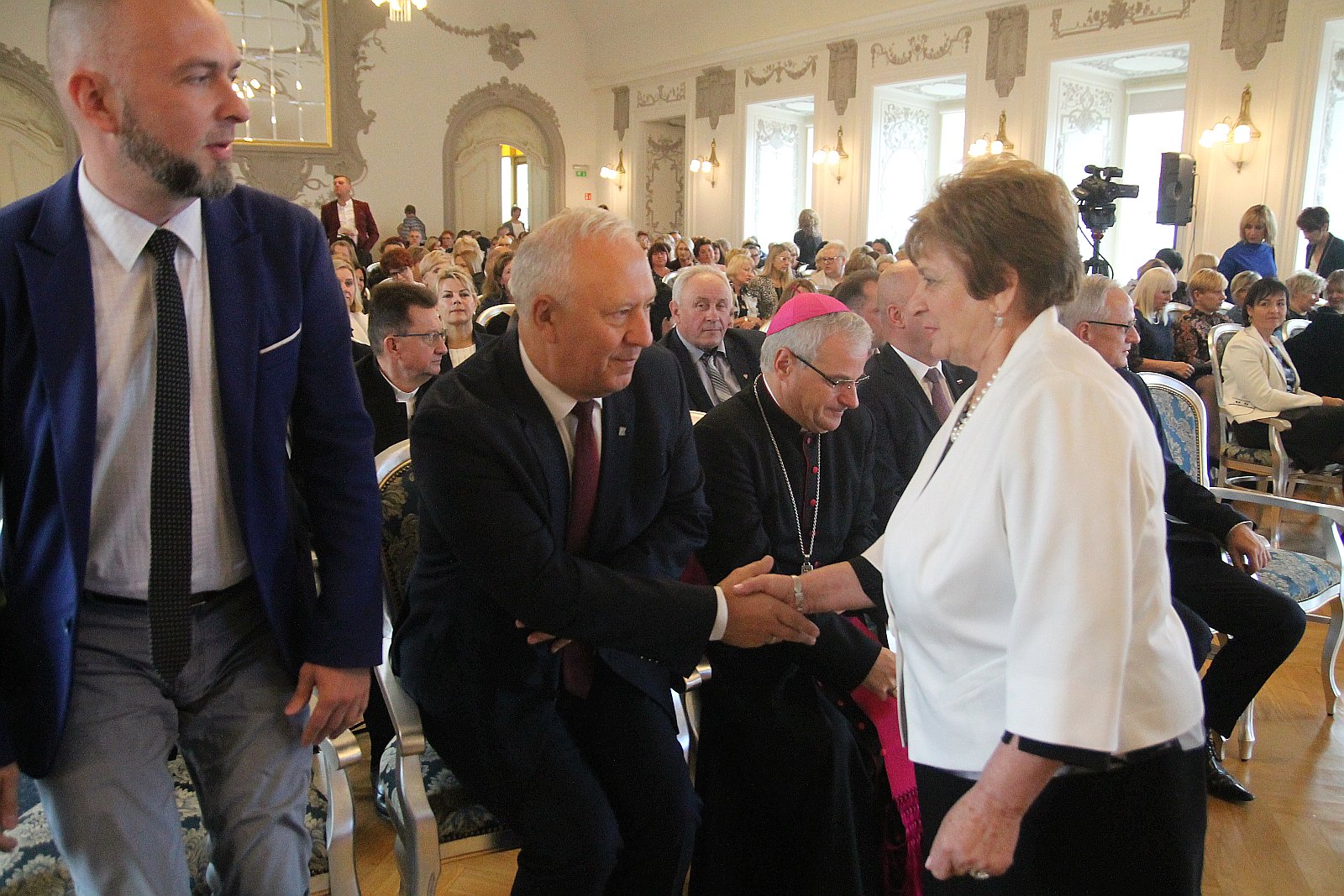 Kurator zaśpiewał, a potem odznaczył i nagrodził nauczycieli