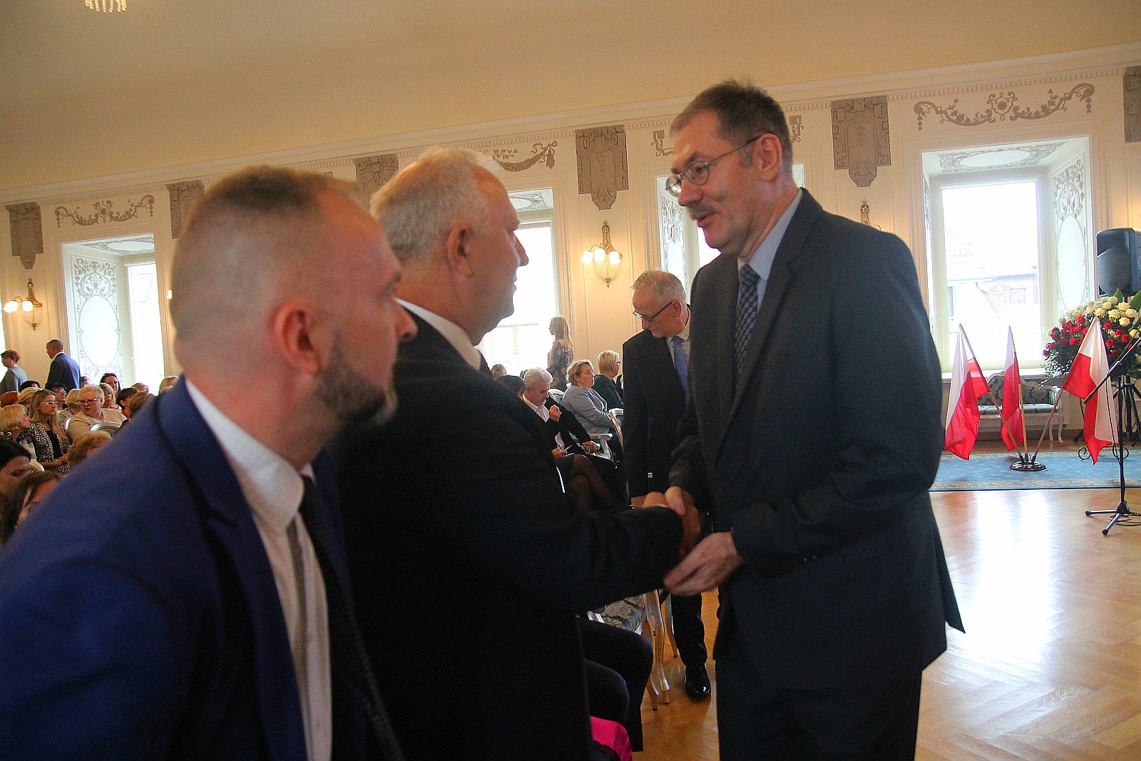 Kurator zaśpiewał, a potem odznaczył i nagrodził nauczycieli