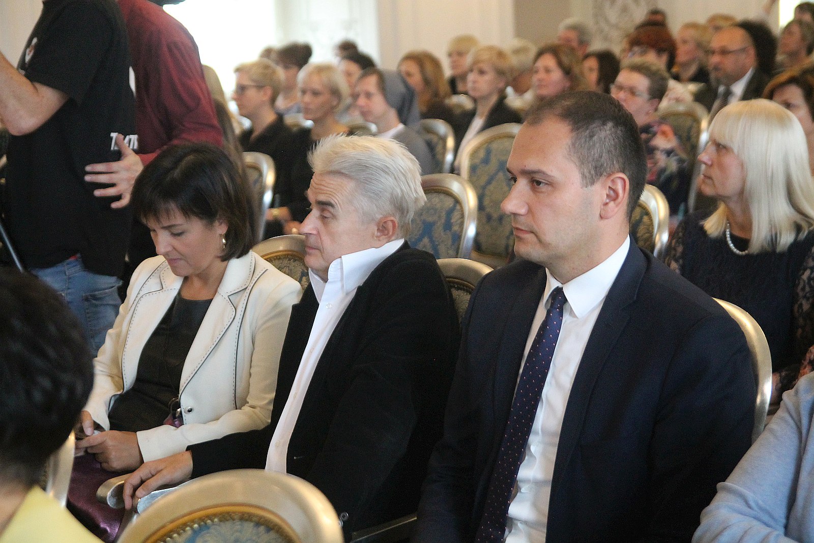 Kurator zaśpiewał, a potem odznaczył i nagrodził nauczycieli