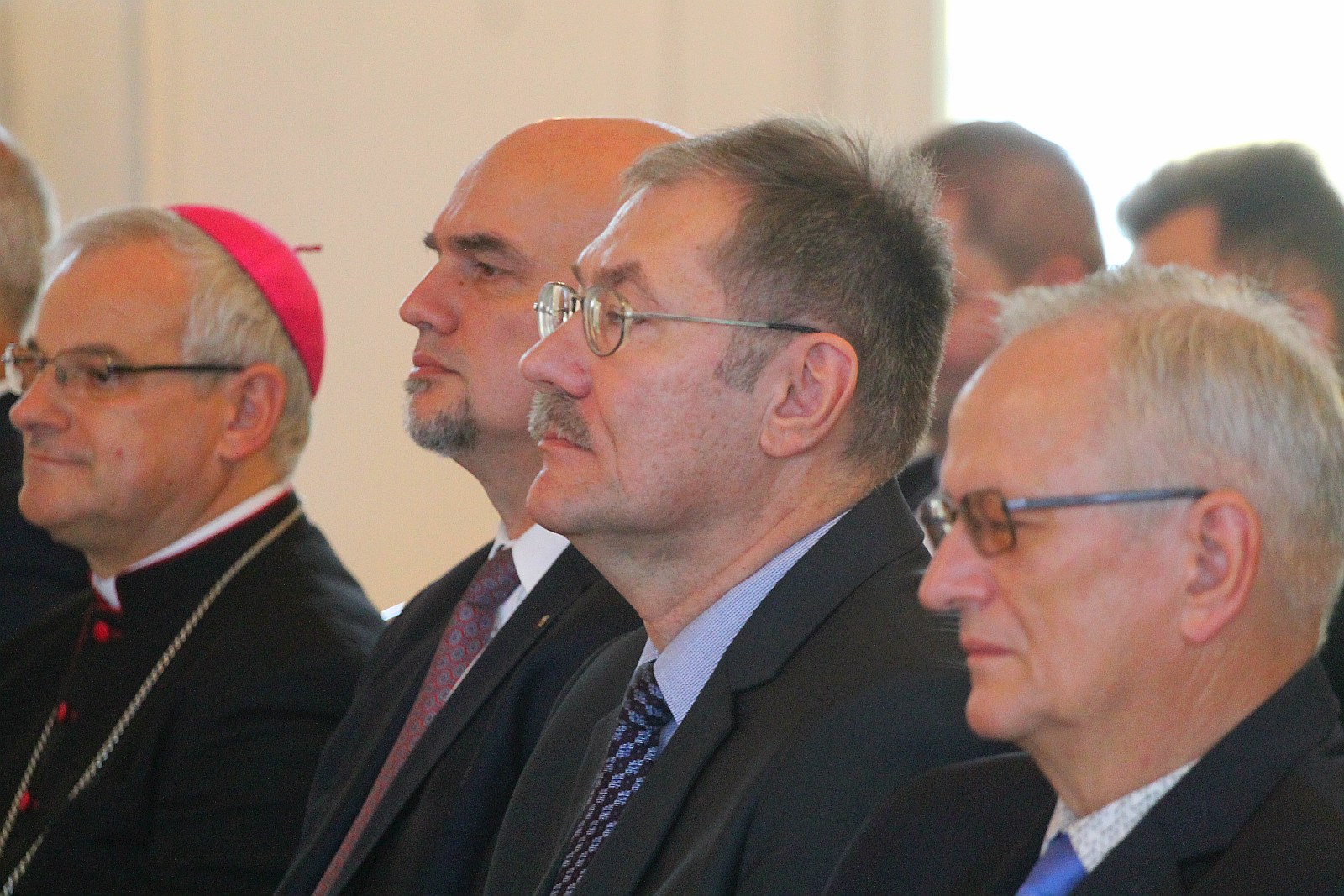 Kurator zaśpiewał, a potem odznaczył i nagrodził nauczycieli
