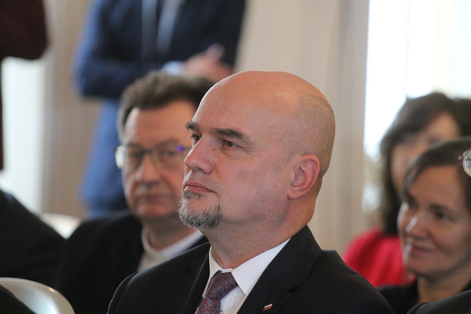 Kurator zaśpiewał, a potem odznaczył i nagrodził nauczycieli