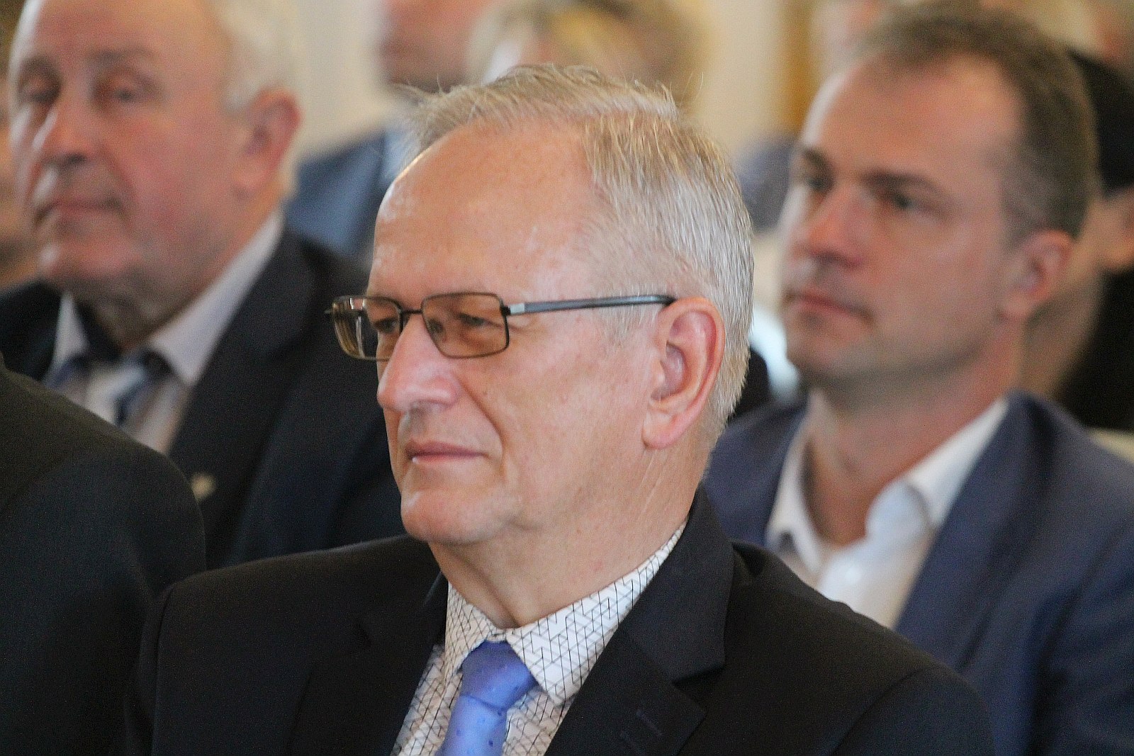 Kurator zaśpiewał, a potem odznaczył i nagrodził nauczycieli