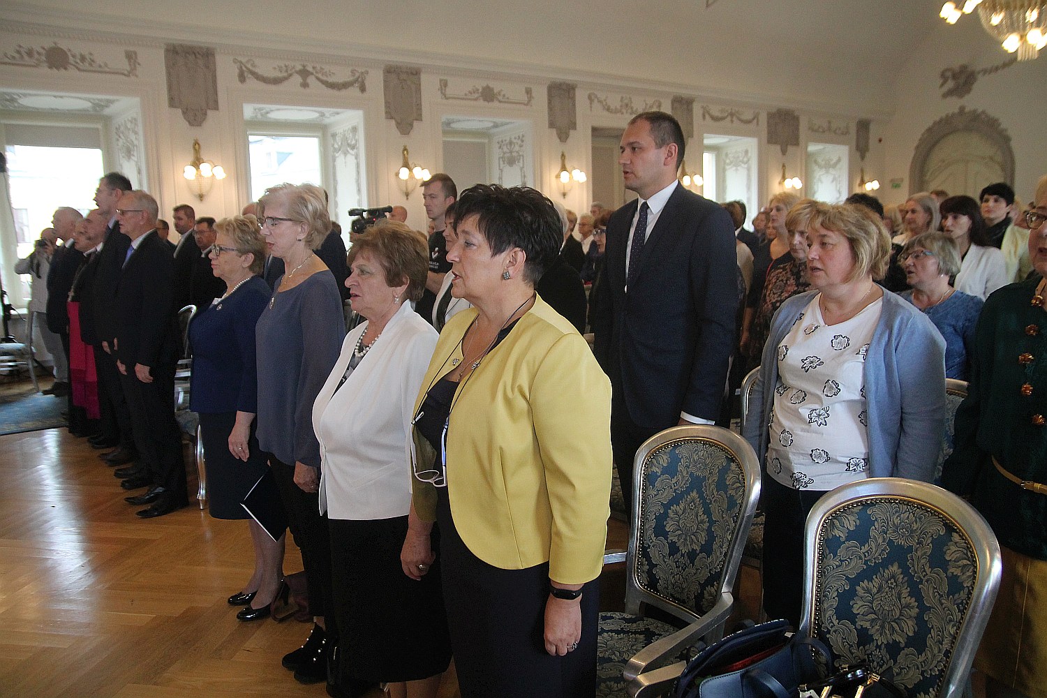 Kurator zaśpiewał, a potem odznaczył i nagrodził nauczycieli
