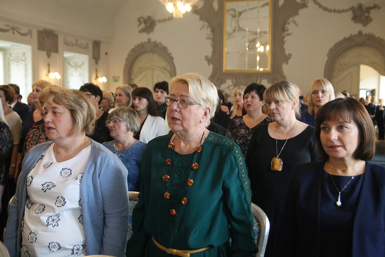 Kurator zaśpiewał, a potem odznaczył i nagrodził nauczycieli