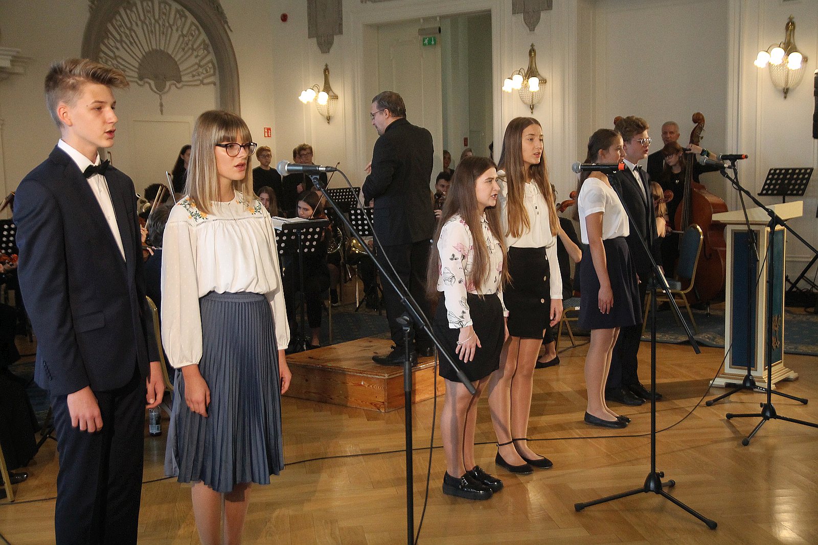 Kurator zaśpiewał, a potem odznaczył i nagrodził nauczycieli