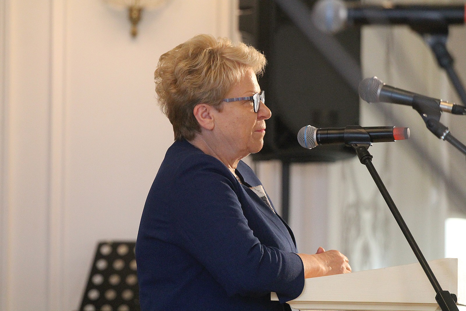 Kurator zaśpiewał, a potem odznaczył i nagrodził nauczycieli