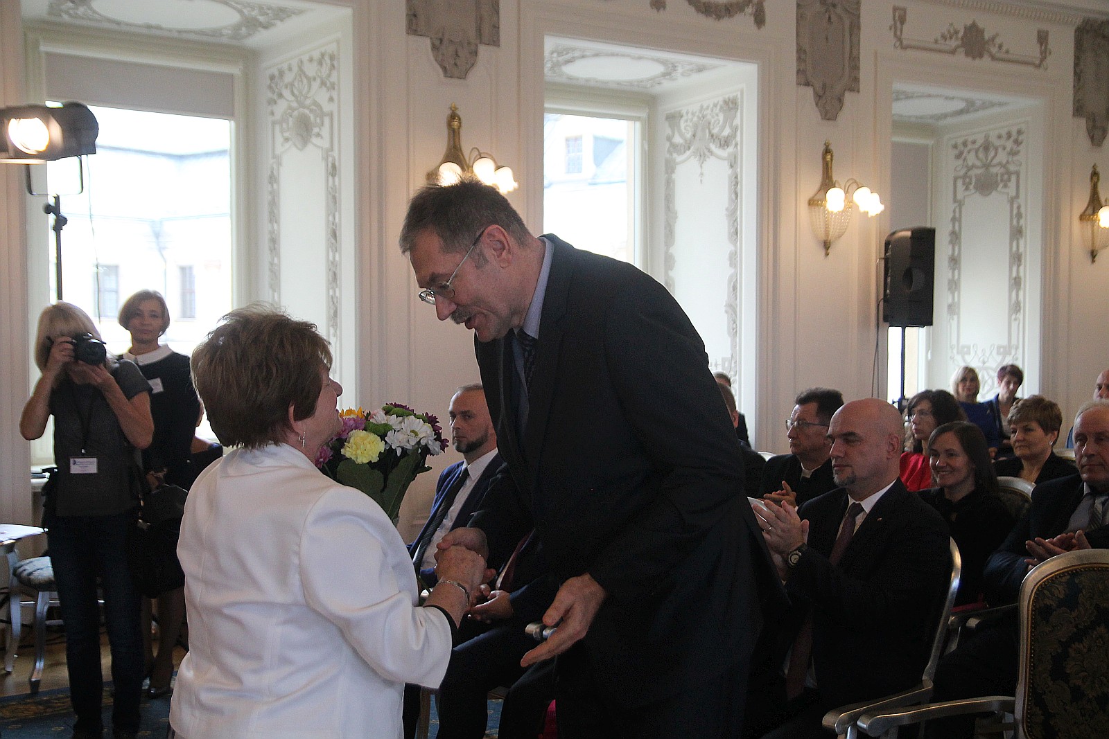 Kurator zaśpiewał, a potem odznaczył i nagrodził nauczycieli