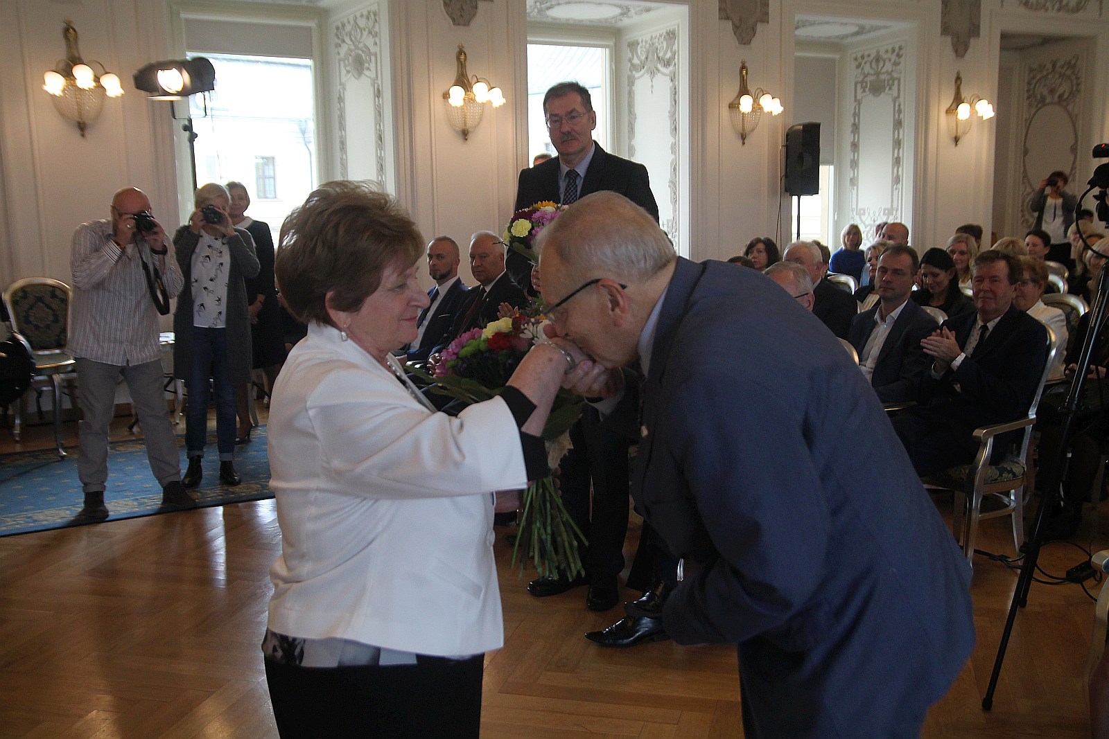 Kurator zaśpiewał, a potem odznaczył i nagrodził nauczycieli