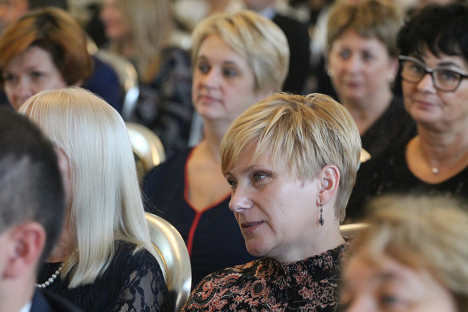 Kurator zaśpiewał, a potem odznaczył i nagrodził nauczycieli