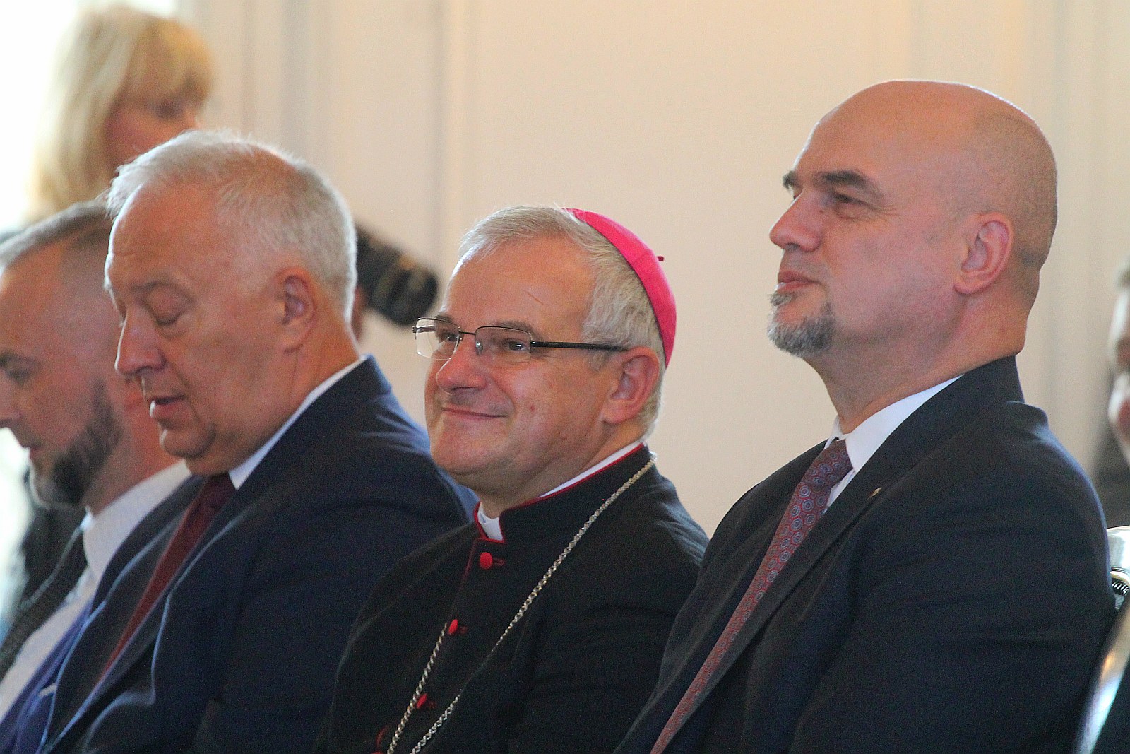 Kurator zaśpiewał, a potem odznaczył i nagrodził nauczycieli