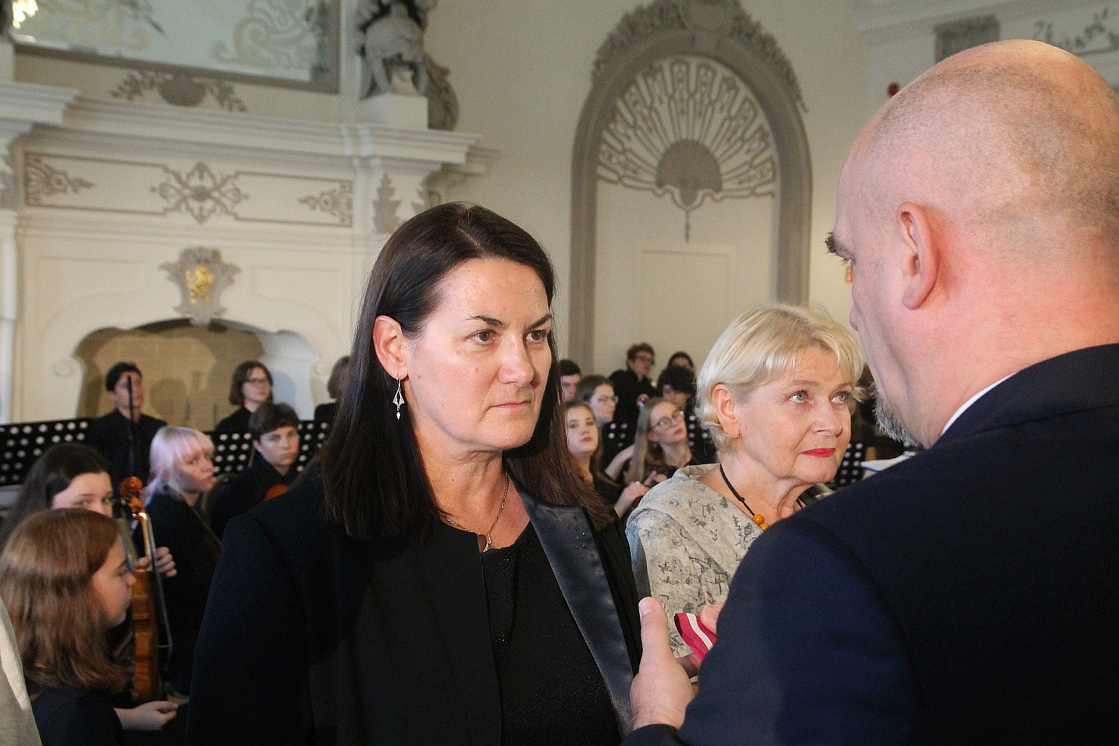 Kurator zaśpiewał, a potem odznaczył i nagrodził nauczycieli