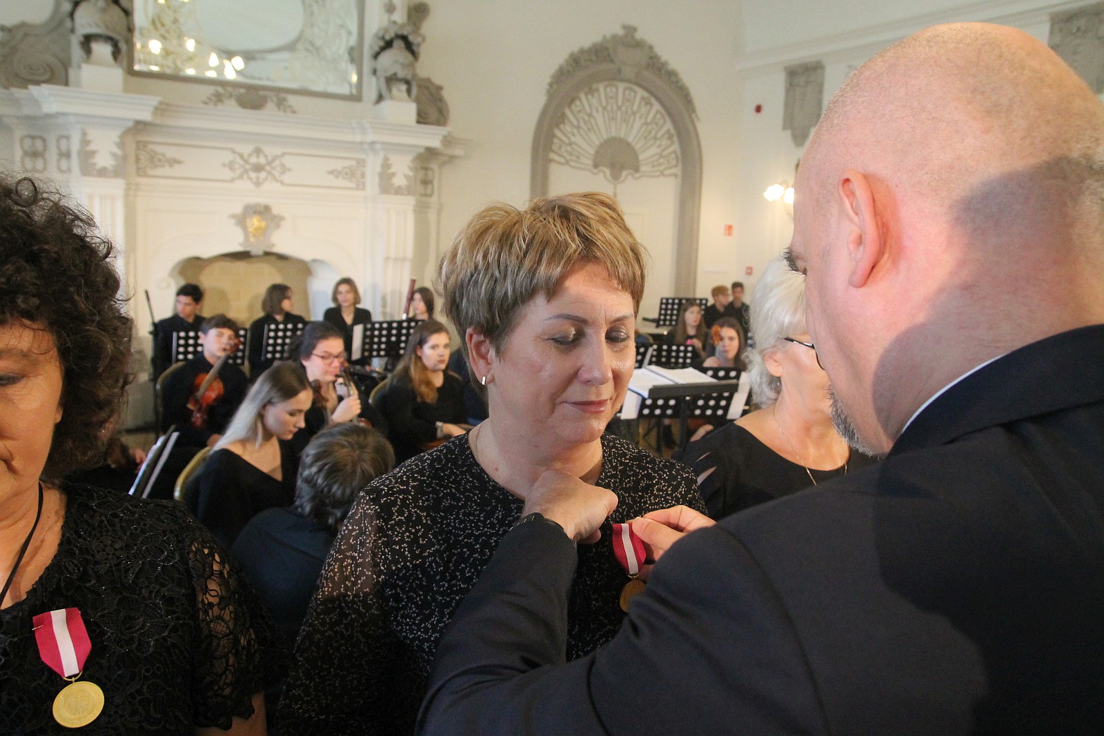Kurator zaśpiewał, a potem odznaczył i nagrodził nauczycieli