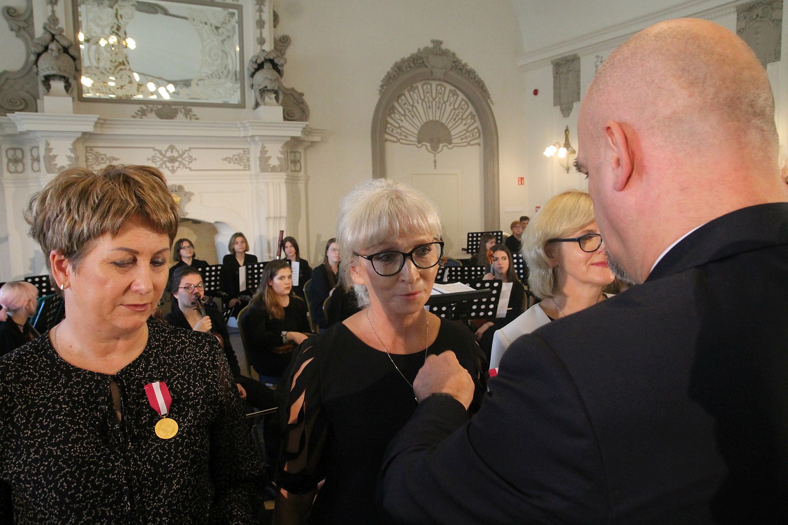 Kurator zaśpiewał, a potem odznaczył i nagrodził nauczycieli
