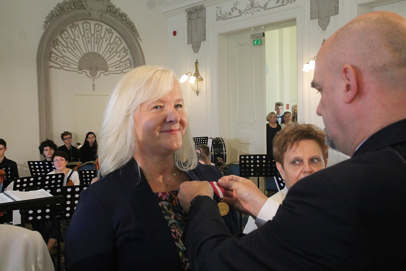 Kurator zaśpiewał, a potem odznaczył i nagrodził nauczycieli