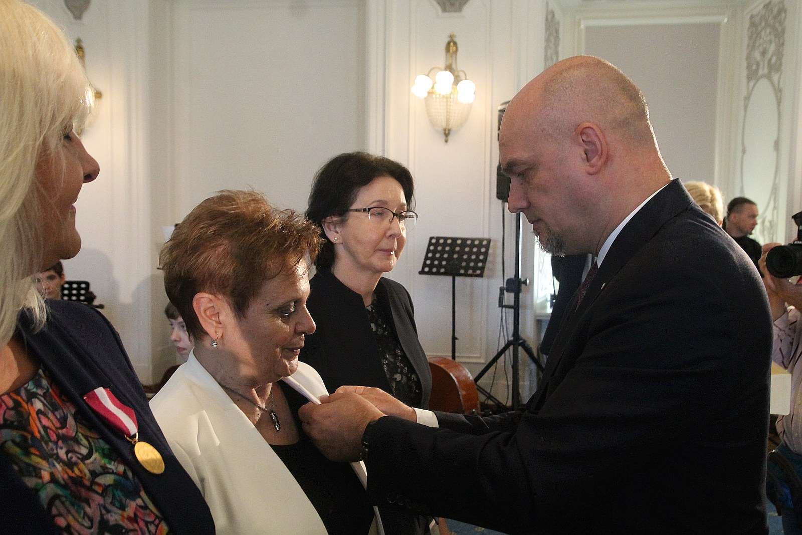 Kurator zaśpiewał, a potem odznaczył i nagrodził nauczycieli