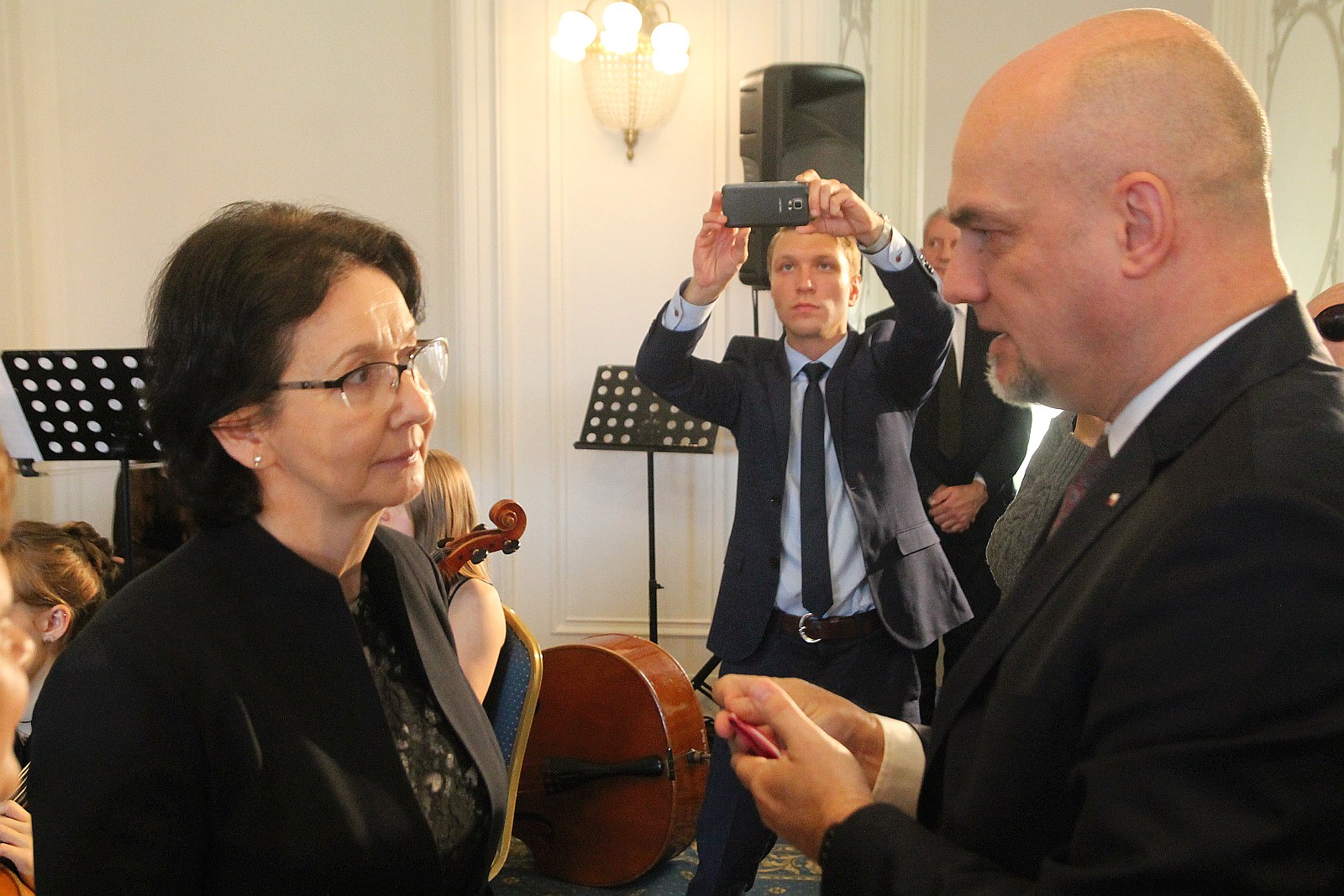 Kurator zaśpiewał, a potem odznaczył i nagrodził nauczycieli