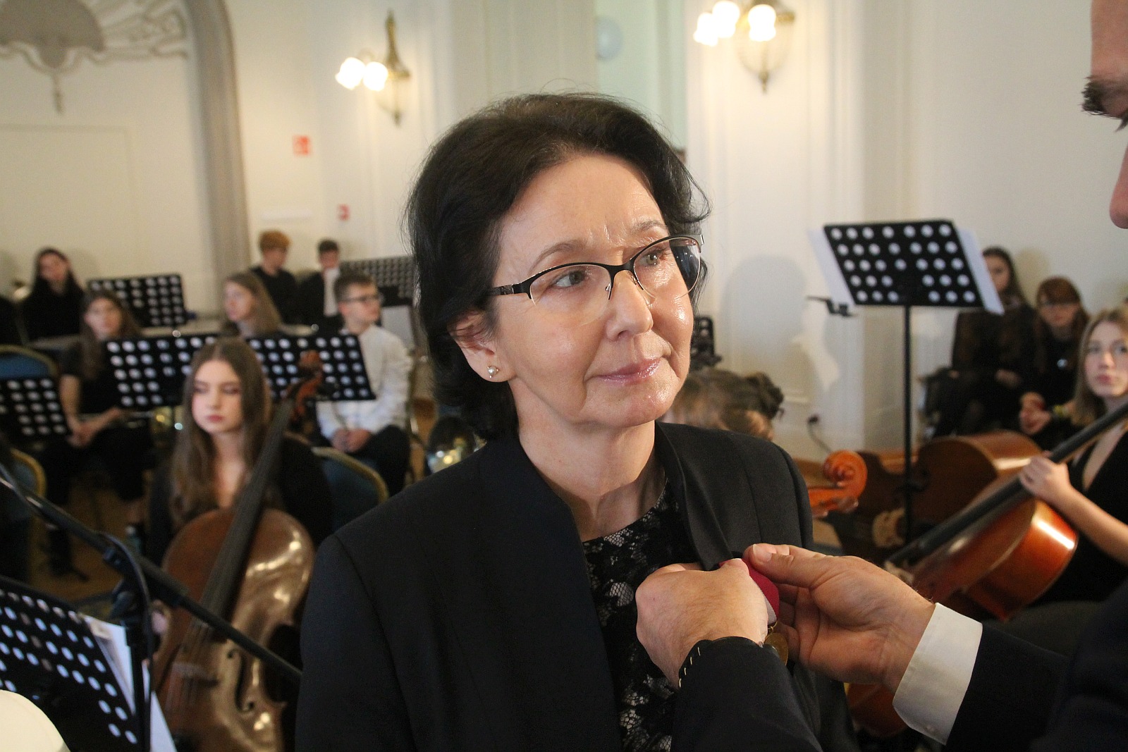 Kurator zaśpiewał, a potem odznaczył i nagrodził nauczycieli