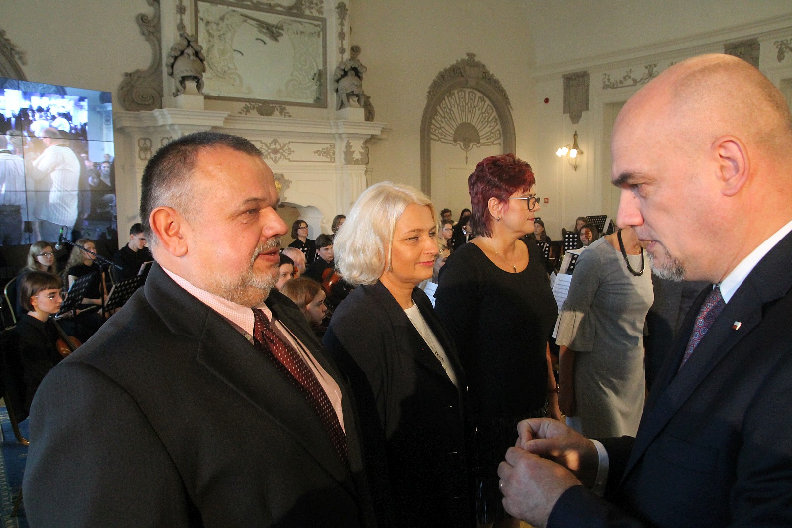 Kurator zaśpiewał, a potem odznaczył i nagrodził nauczycieli