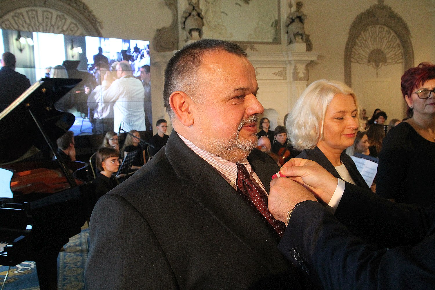 Kurator zaśpiewał, a potem odznaczył i nagrodził nauczycieli