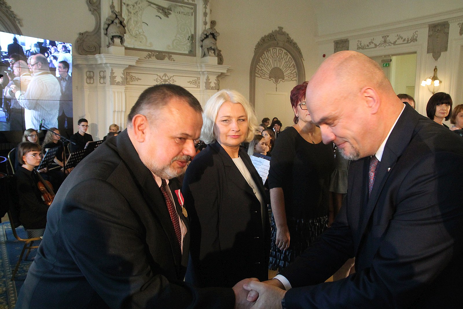 Kurator zaśpiewał, a potem odznaczył i nagrodził nauczycieli