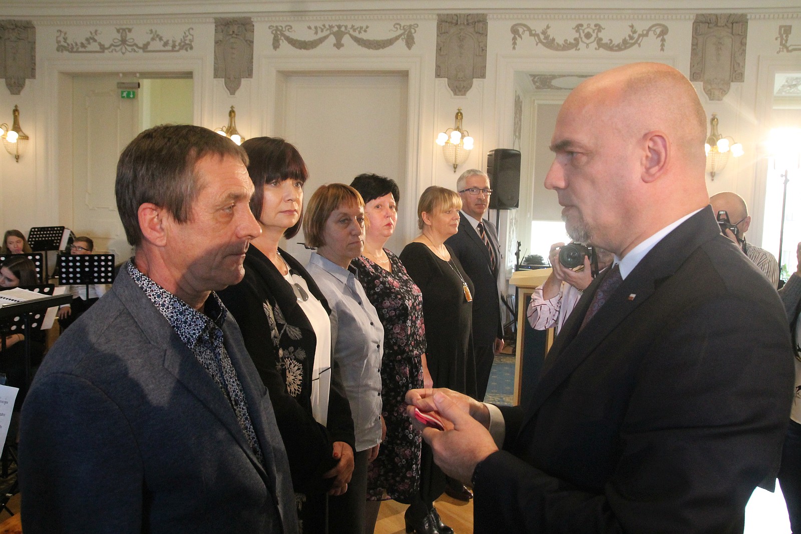 Kurator zaśpiewał, a potem odznaczył i nagrodził nauczycieli