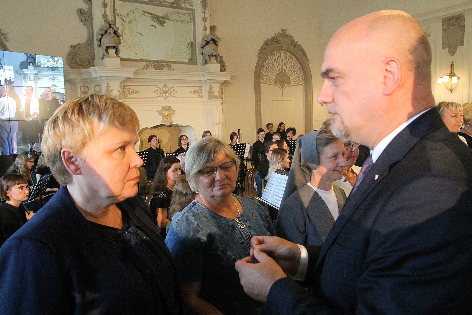 Kurator zaśpiewał, a potem odznaczył i nagrodził nauczycieli