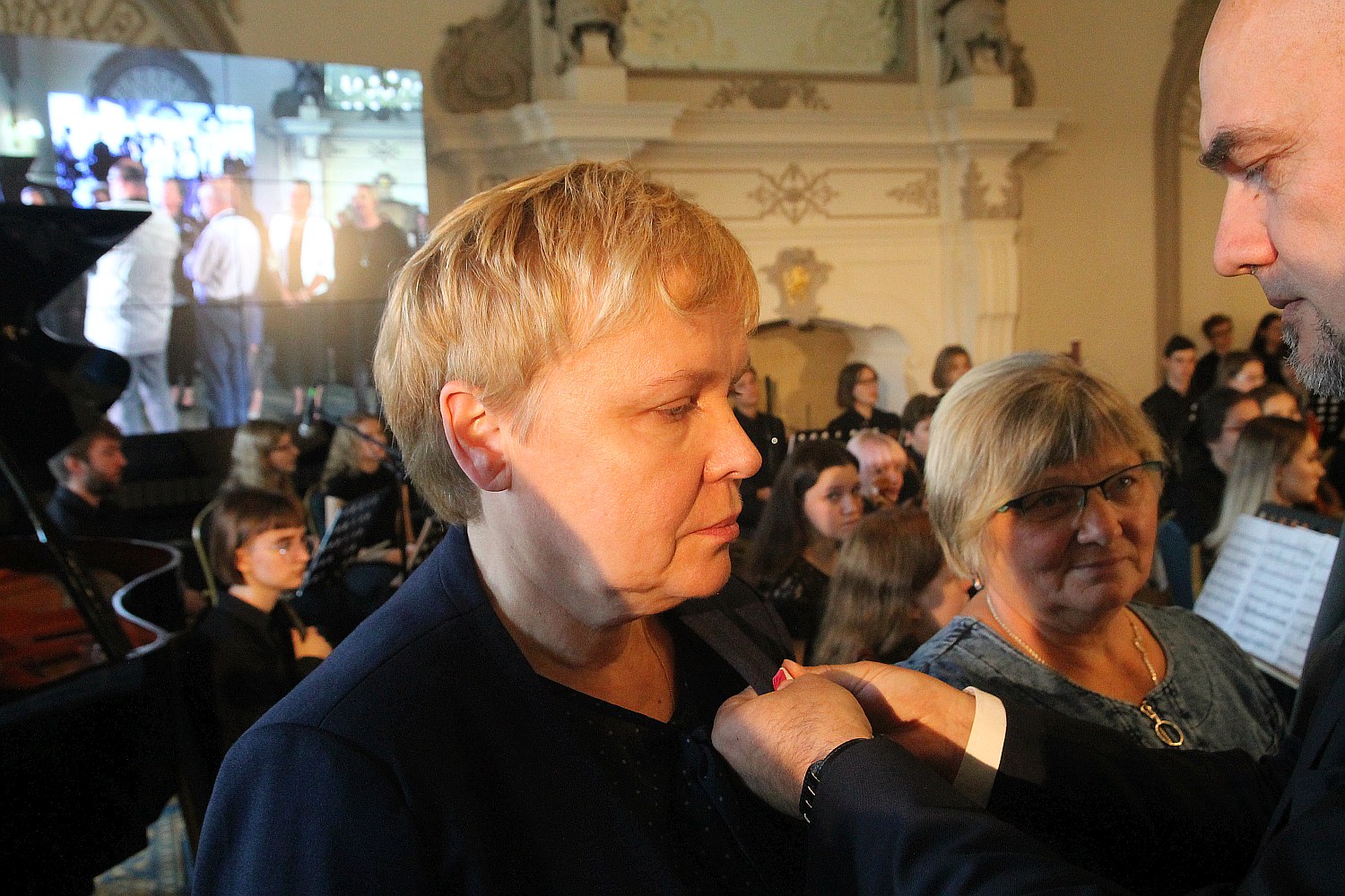 Kurator zaśpiewał, a potem odznaczył i nagrodził nauczycieli