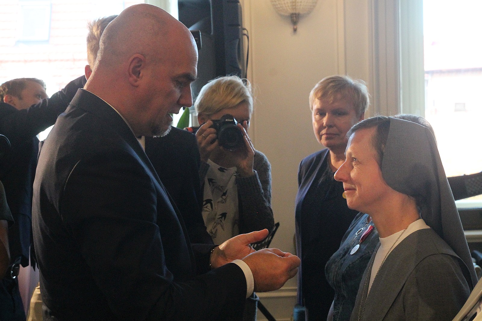 Kurator zaśpiewał, a potem odznaczył i nagrodził nauczycieli