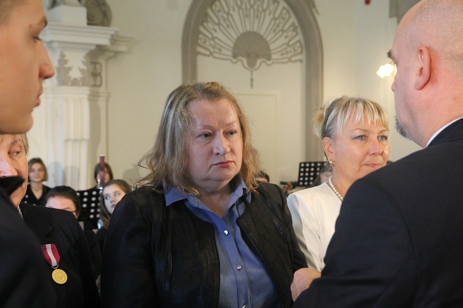 Kurator zaśpiewał, a potem odznaczył i nagrodził nauczycieli