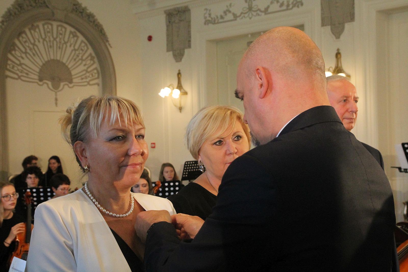 Kurator zaśpiewał, a potem odznaczył i nagrodził nauczycieli
