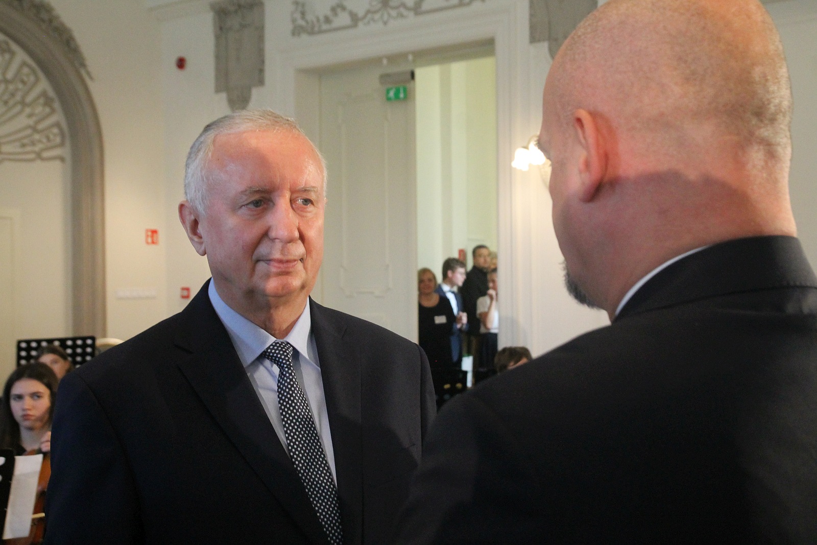 Kurator zaśpiewał, a potem odznaczył i nagrodził nauczycieli
