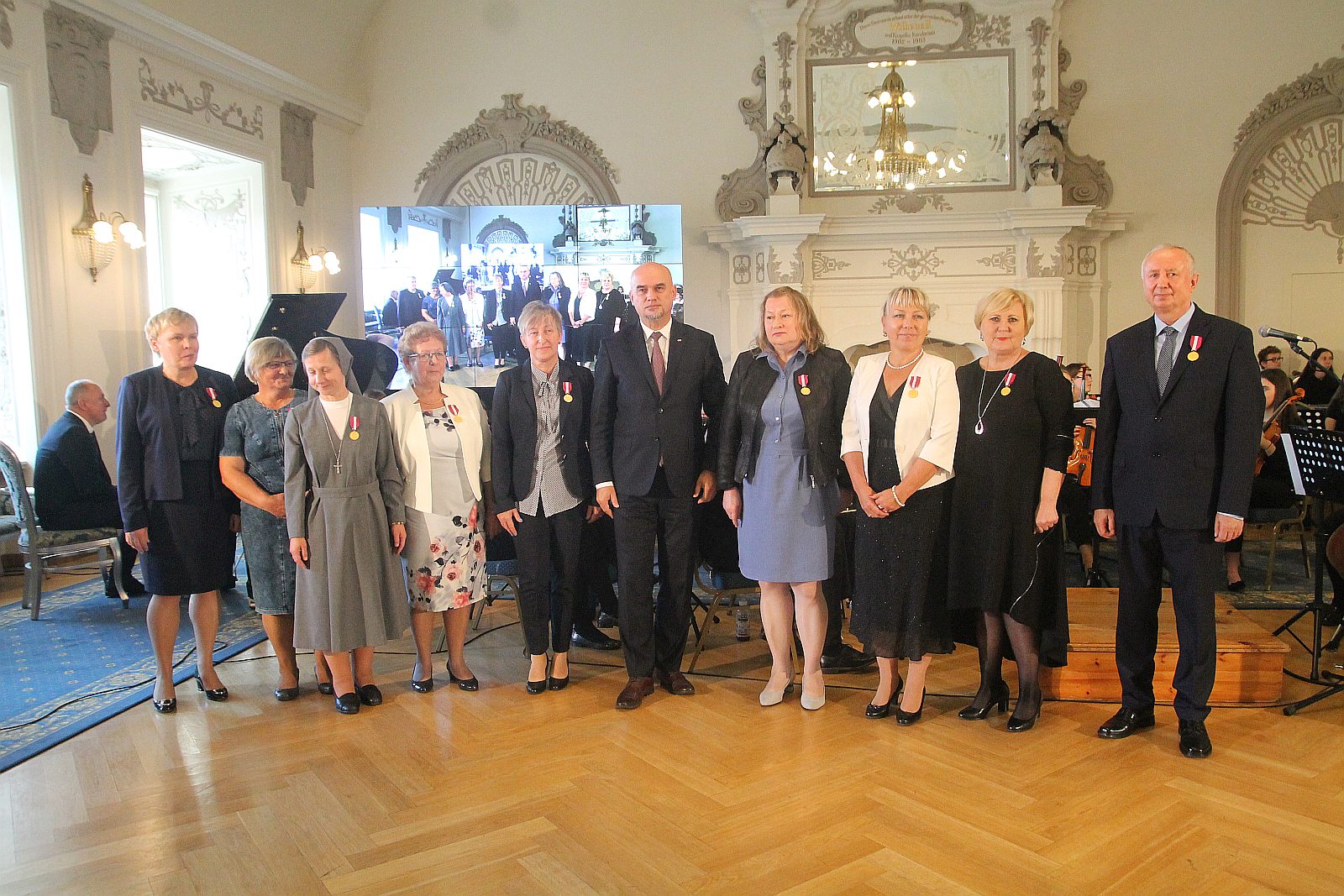 Kurator zaśpiewał, a potem odznaczył i nagrodził nauczycieli