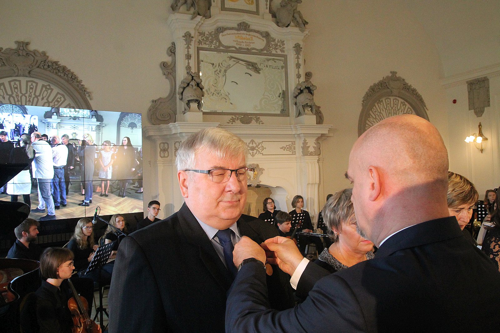 Kurator zaśpiewał, a potem odznaczył i nagrodził nauczycieli