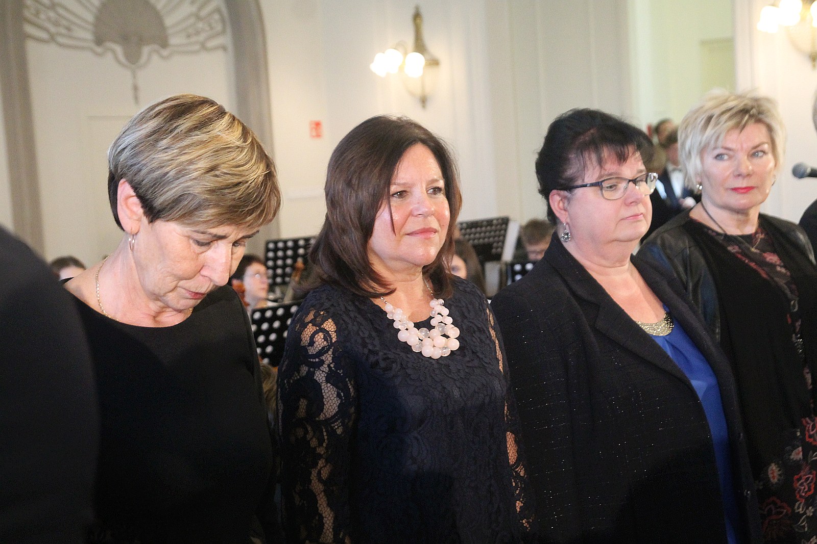 Kurator zaśpiewał, a potem odznaczył i nagrodził nauczycieli
