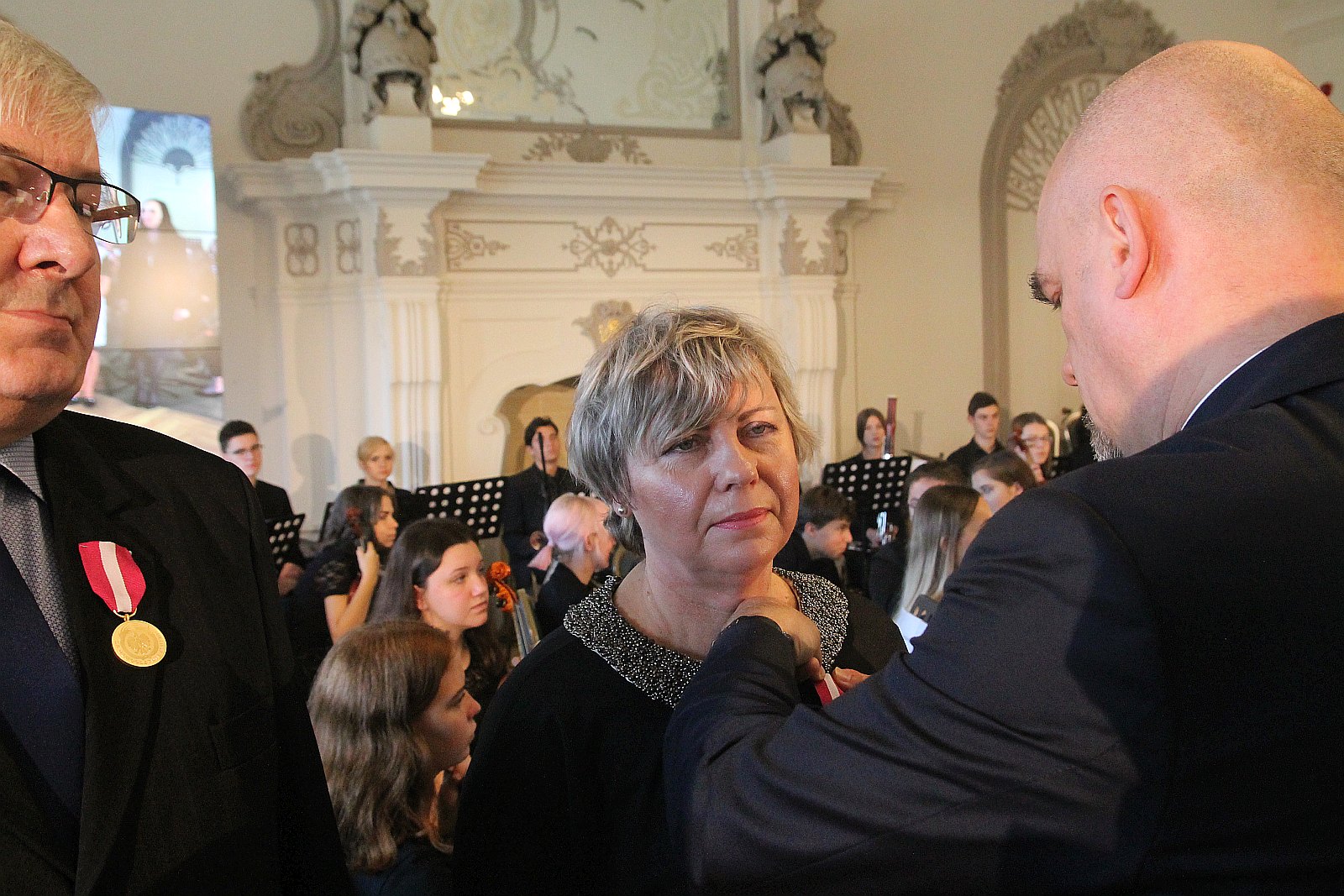 Kurator zaśpiewał, a potem odznaczył i nagrodził nauczycieli