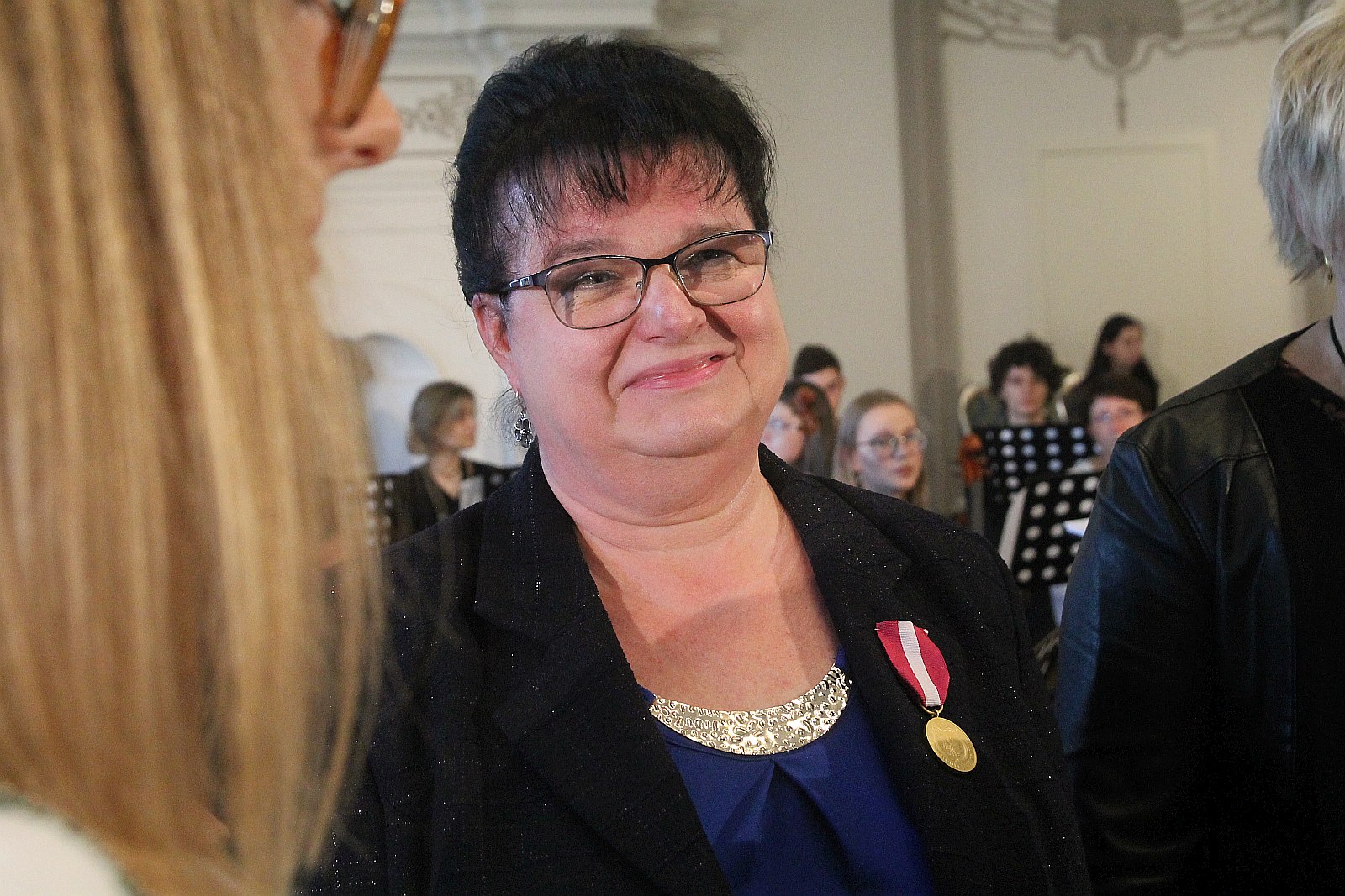 Kurator zaśpiewał, a potem odznaczył i nagrodził nauczycieli